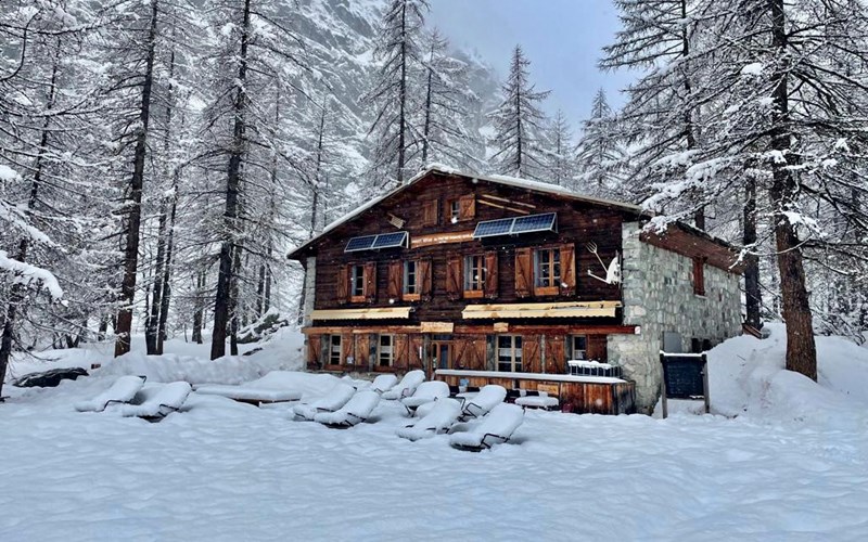 Chalet refuge du pré de Mme Carle (Cézanne) Location Chalet refuge du pré de Mme Carle (Cézanne) à PELVOUX