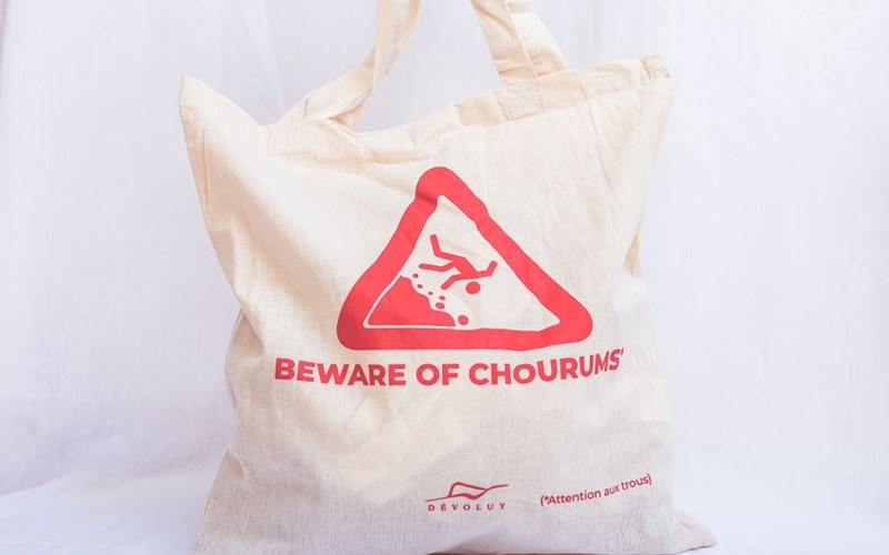 Location Tote bag "Beware of chourums !" à Le Devoluy