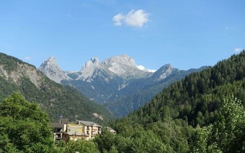 Hôtel Restaurant La Lauzétane Location Hôtel Restaurant La Lauzétane à LE LAUZET UBAYE