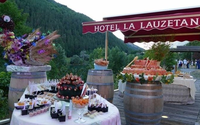 Hôtel Restaurant La Lauzétane Location Hôtel Restaurant La Lauzétane à LE LAUZET UBAYE