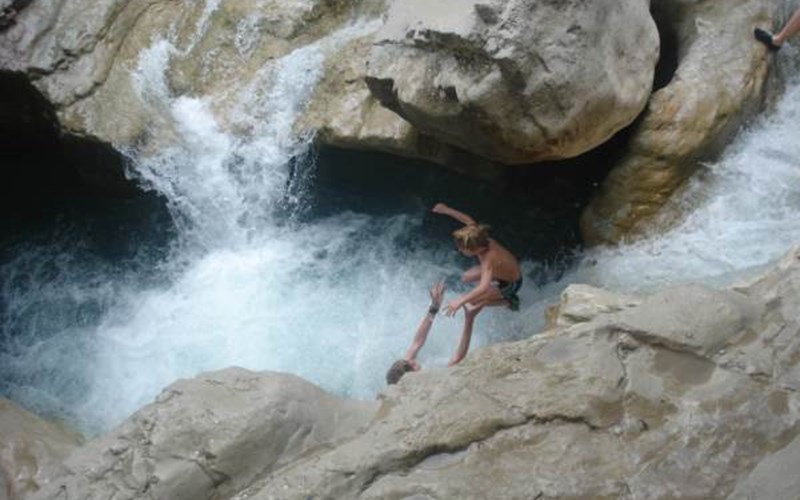 Camping Les Rives du Lac Location Camping Les Rives du Lac à VEYNES