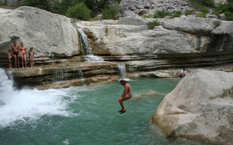Camping Les Rives du Lac Location Camping Les Rives du Lac à VEYNES