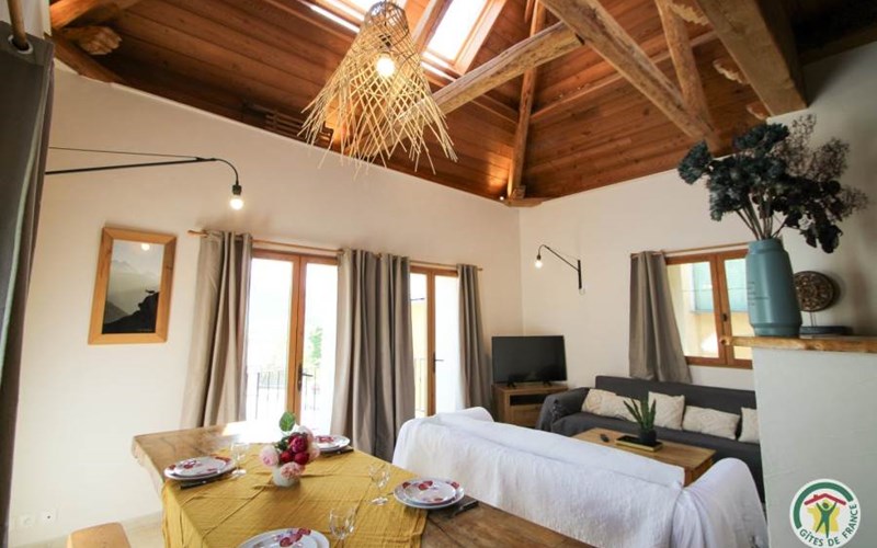 Gîtes de France N°67731 (Les Petites Roses Trémières) Location Gîtes de France N°67731 (Les Petites Roses Trémières) à LE SAUZE DU LAC