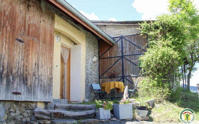 Gîtes de France N°67731 (Les Petites Roses Trémières) Location Gîtes de France N°67731 (Les Petites Roses Trémières) à LE SAUZE DU LAC