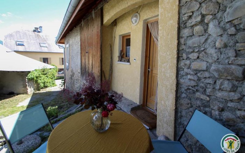 Gîtes de France N°67731 (Les Petites Roses Trémières) Location Gîtes de France N°67731 (Les Petites Roses Trémières) à LE SAUZE DU LAC