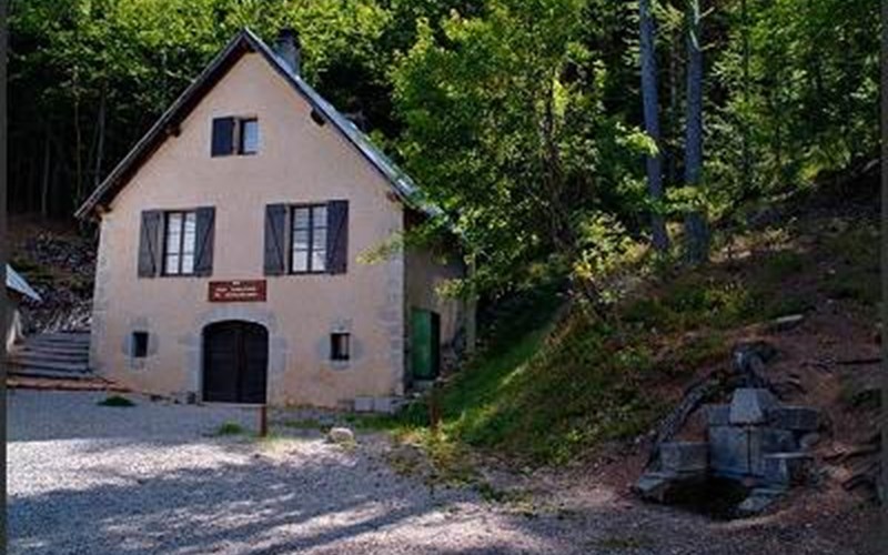 Grand gîte forestier de Matacharre (12 places) Location Grand gîte forestier de Matacharre (12 places) à LA ROCHE DES ARNAUDS