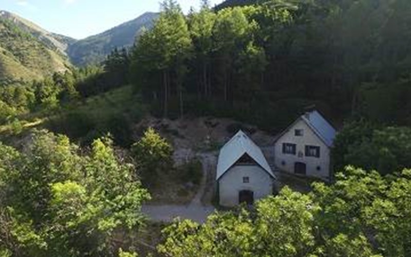 Grand gîte forestier de Matacharre (12 places) Location Grand gîte forestier de Matacharre (12 places) à LA ROCHE DES ARNAUDS