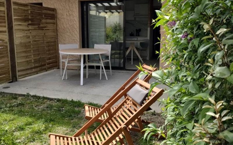 Le Cosy du Plongeoir - T2 spacieux avec vue plongeante sur le lac de Serre Ponçon et grande terrasse avec jardin  Location Le Cosy du Plongeoir - T2 spacieux avec vue plongeante sur le lac de Serre Ponçon et grande terrasse avec jardin  à SAVINES LE LAC