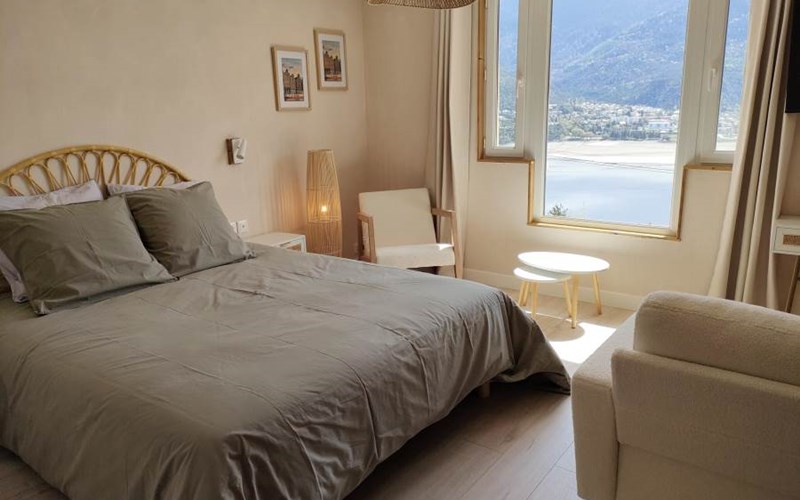 Le Cosy du Plongeoir - T2 spacieux avec vue plongeante sur le lac de Serre Ponçon et grande terrasse avec jardin  Location Le Cosy du Plongeoir - T2 spacieux avec vue plongeante sur le lac de Serre Ponçon et grande terrasse avec jardin  à SAVINES LE LAC