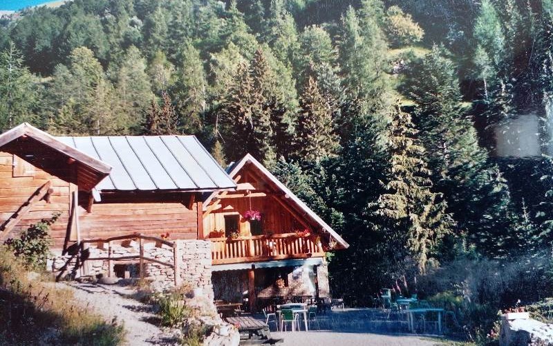 Les Charançons Location Les Charançons à CHATEAUROUX LES ALPES