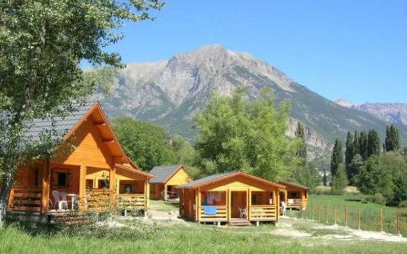 Camping Hotel de plein air les Cariamas Location Camping Hotel de plein air les Cariamas à CHATEAUROUX LES ALPES