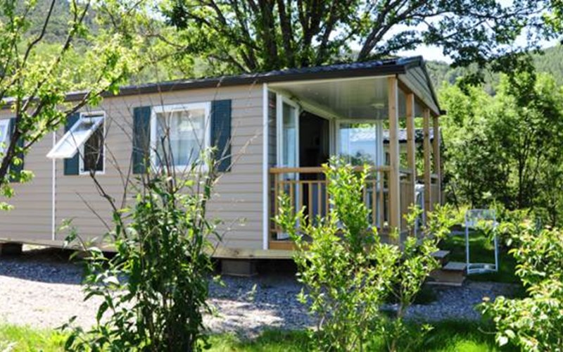 CAMPING & HÔTEL DE PLEIN AIR LA PALATRIERE  Location CAMPING & HÔTEL DE PLEIN AIR LA PALATRIERE  à LE SAUZE DU LAC